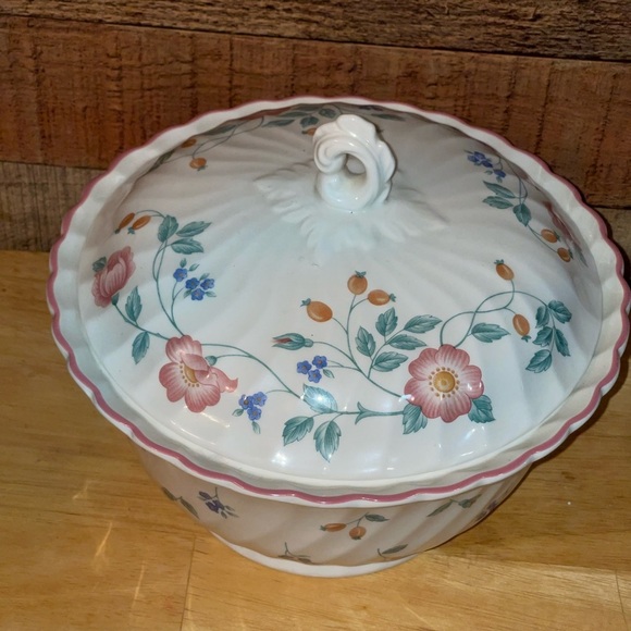 Churchill England Briar Rose Collection Serving Bowl with Lid - Picture 2 of 4